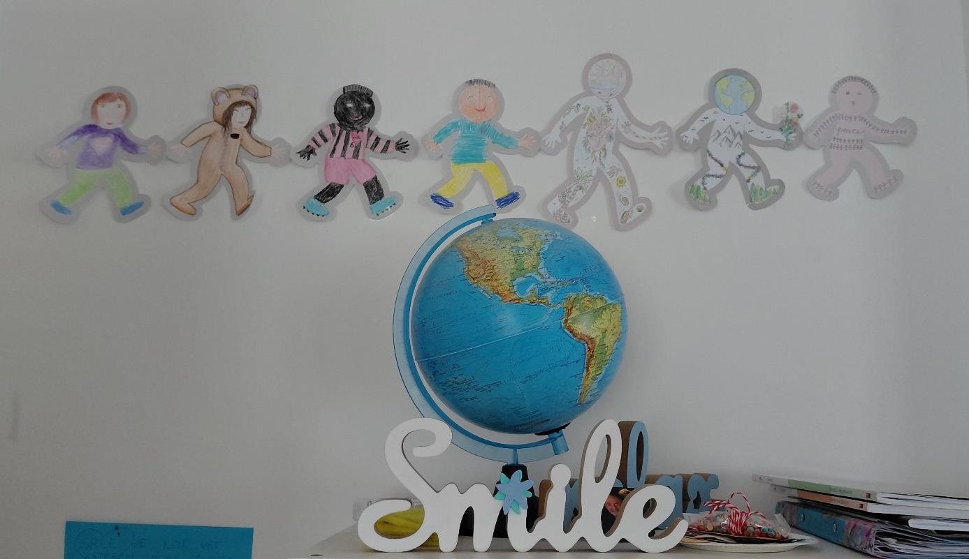 Globus, napis Smile in veriga papirnatih otrok